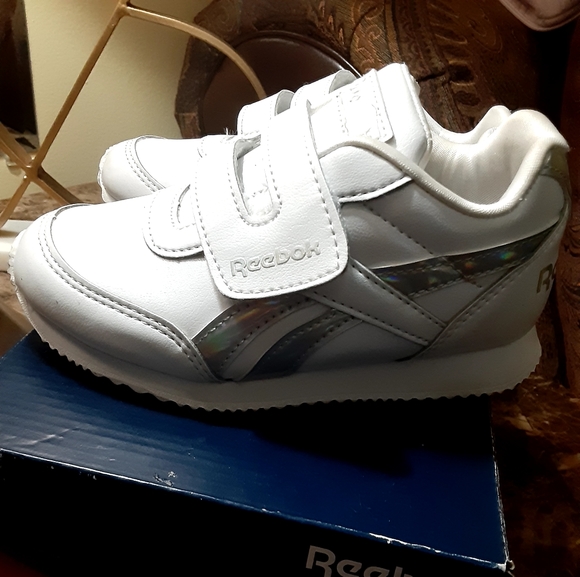 Classic Reebok - Picture 2 of 3